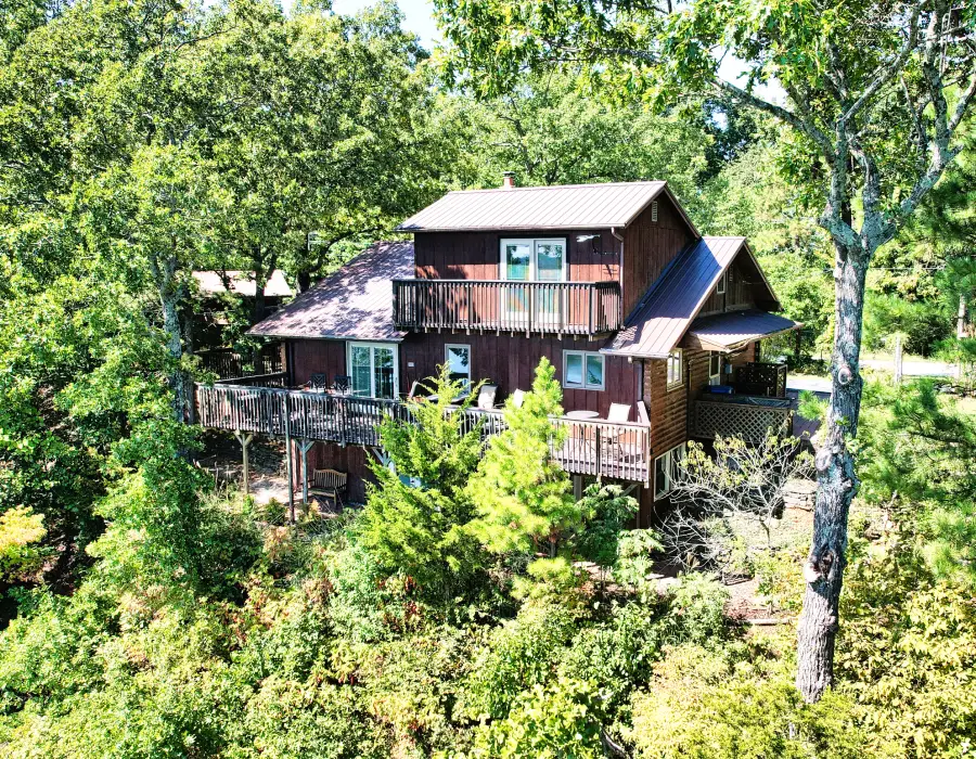 Lakeview cabin in the treetops